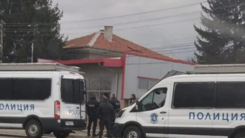 Само в БЛИЦ: В Катуница почерня от полиция след въоръжен обир, свидетел разказа за ужаса