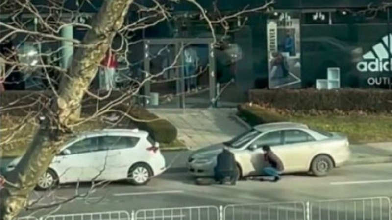 Шофьорка закъса на булевард във Варна, зад нея се появи мъж и... СНИМКИ