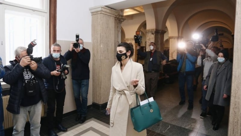 Лена Бориславова отнесе в прокуратурата "черния списък" в скъпарска модна чанта СНИМКИ