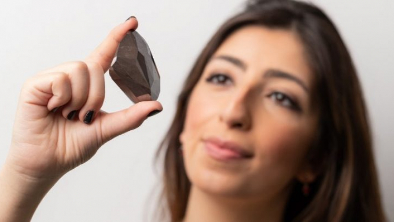 Продадоха най-големия естествен черен диамант в света СНИМКИ