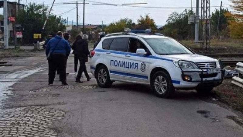 Само в БЛИЦ! Страшен екшън - полицаи преследват голяма тумба бежанци насред София 