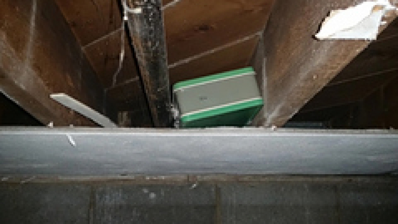 Късметлия: Мъж намери на тавана си два куфара с пари по време на ремонт