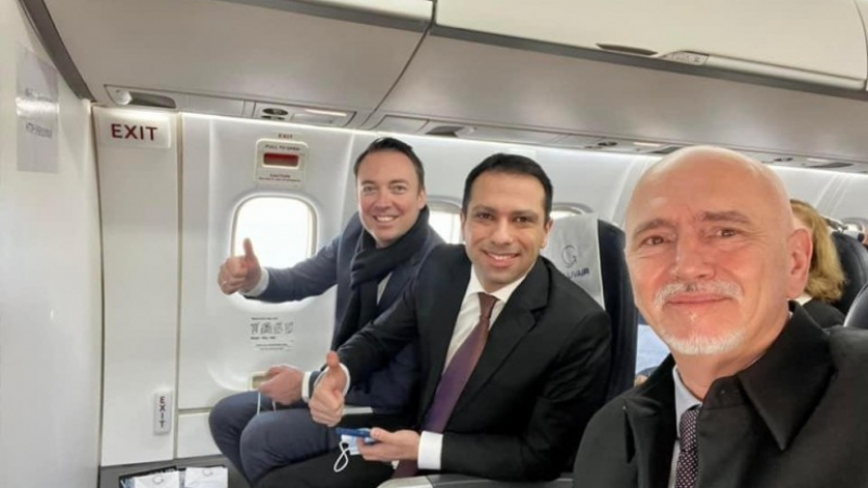 Транспортният министър се пусна от борда на първия полет до Скопие СНИМКИ