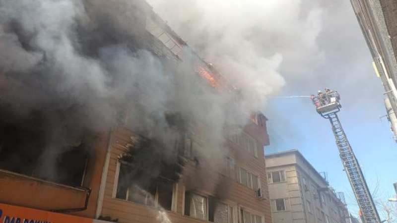Огнен ад в цех в Истанбул,  има блокирани работници ВИДЕО 