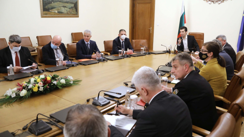 Петков извънредно събра министрите! Подготвят план при война между Русия и Украйна