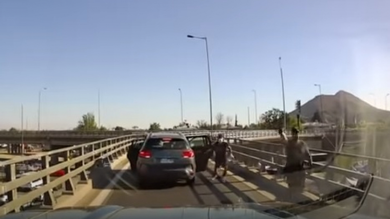 Зрелищни ВИДЕА: Шофьор на камион даде урок на бандити на пътя