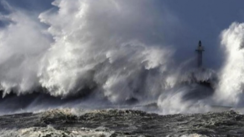 Фатален инцидент: Гигантски вълни отнесоха 10 души на плаж СНИМКИ