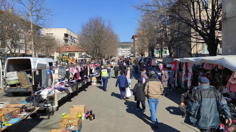 Стоки, гръцко и сръбско: Как изглежда шопингът в Момчилград ВИДЕО 