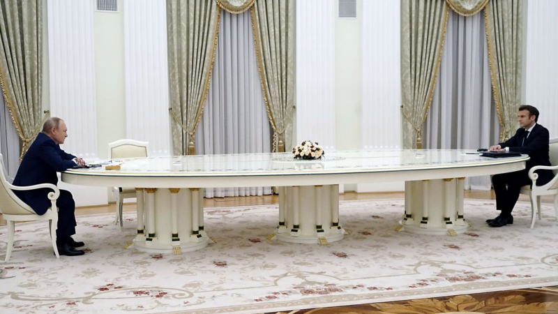 Разкриха тайната за огромната бяла маса на Путин СНИМКИ