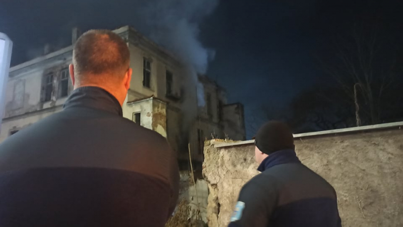 Пожар изпепели сграда в Бургас часове, след като губернаторът я хариза на държавата ВИДЕО 