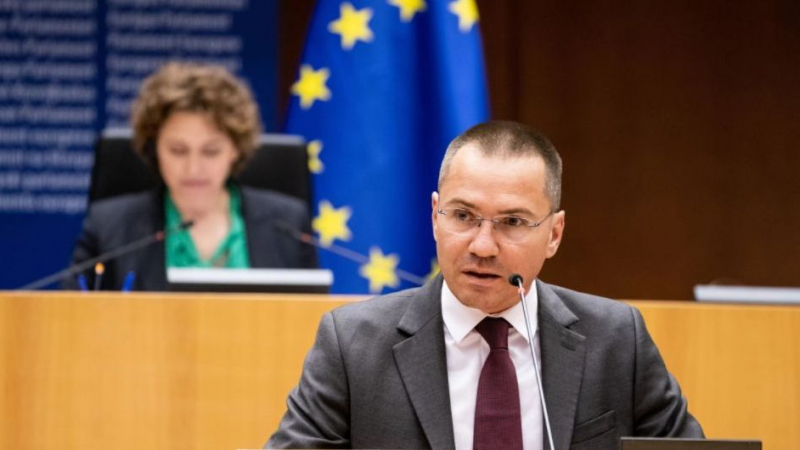 Джамбазки вдигна ръка в Европарламента и стана страшно СНИМКА