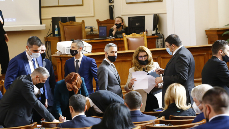 С три гласувания и скандал парламентът реши за "златните паспорти" и българското гражданство