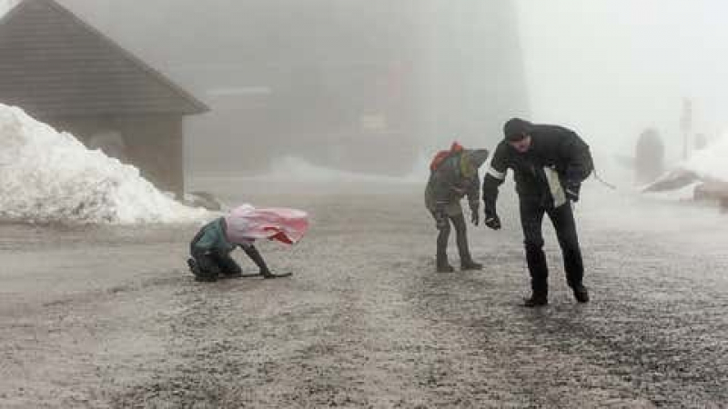 Адът се стовари в Германия: Свирепа буря със 152 км/ч руши всичко по пътя си ВИДЕО