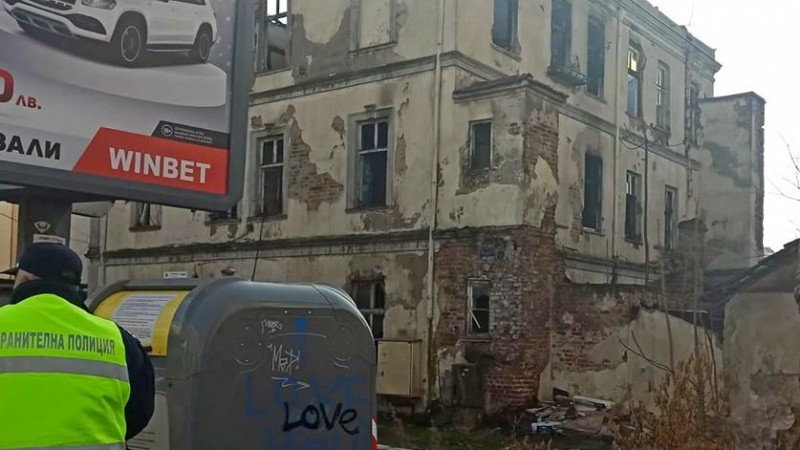 От полицията с ексклузивни новини след пожара, изпепелил държавна сграда в Бургас 