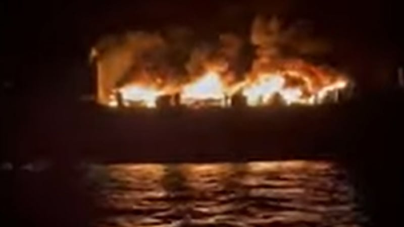 Пожар бушува на круиз с 288 души на борда до Игуменица ВИДЕО