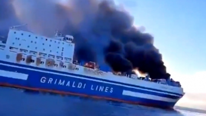 Двама българи в капана на горящия кораб, има експлозии на борда ВИДЕО