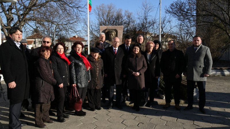 Парламентарната група на БСП се поклони пред паметта на Васил Левски