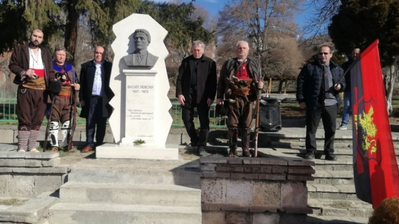 Откриха нов паметник на Васил Левски, кметица се разплака