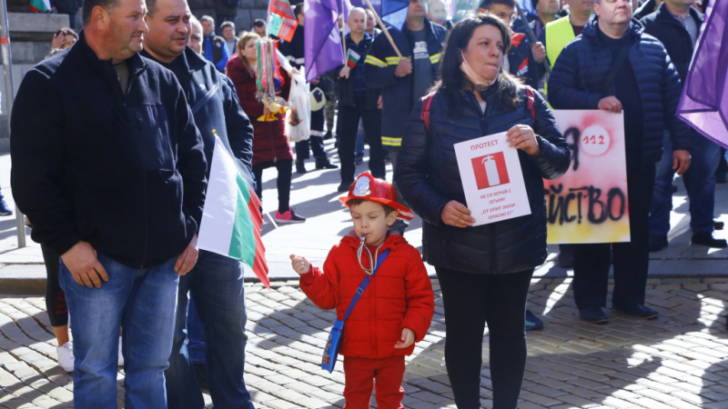 Протестиращи поканиха властта да изкарат една смяна с тях, за да видят, "че не са безсмъртни" СНИМКИ