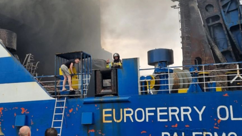 Първи СНИМКИ от спасяването на 21-г. шофьор от пламъците на ферибота от ада