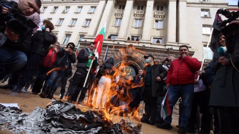 Протестът пред МС се разгаря: Горят се сметки за ток, парно и храни ВИДЕО