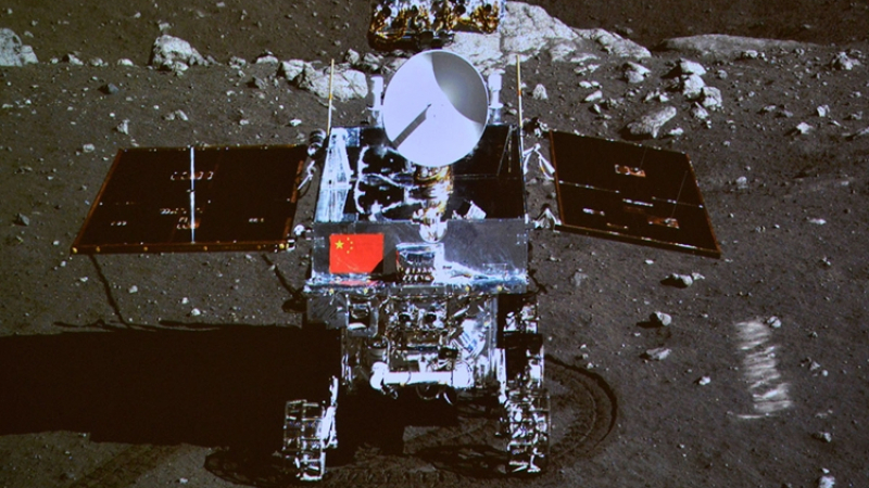 Китайският луноход „Юйту-2“ откри стъклени топчета на обратната страна на Луната СНИМКИ