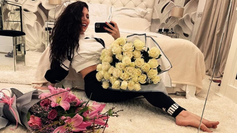 Валери Стефанова получи изненадващ подарък в плик и 70 бели рози за РД СНИМКИ