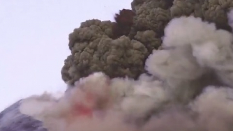 Вулканът Етна отново изригна с огромен стълб от дим и пепел ВИДЕО