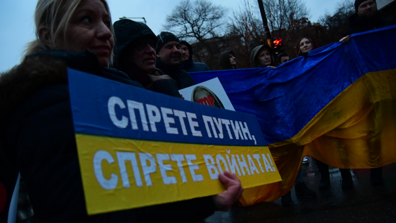 Пред руското посолство в София почерня от народ СНИМКИ 