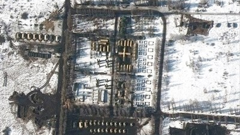 Сателитни СНИМКИ разкриха: Огромни руски военни колони напредват към Харков и Донбас ВИДЕО