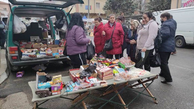 Предприемчиви нашенци въртят голяма далавера в Родопите със стоки от пазара в Одрин 