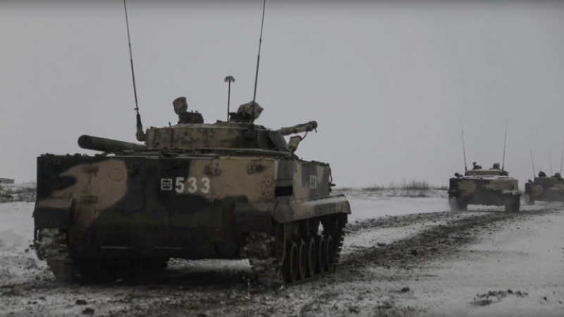 Започна ли се? Руска военна техника напредва към Донбас