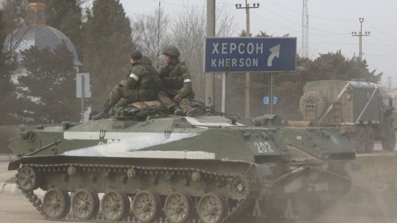 Руска бронирана колона навлезе в Херсон без съпротива ВИДЕО