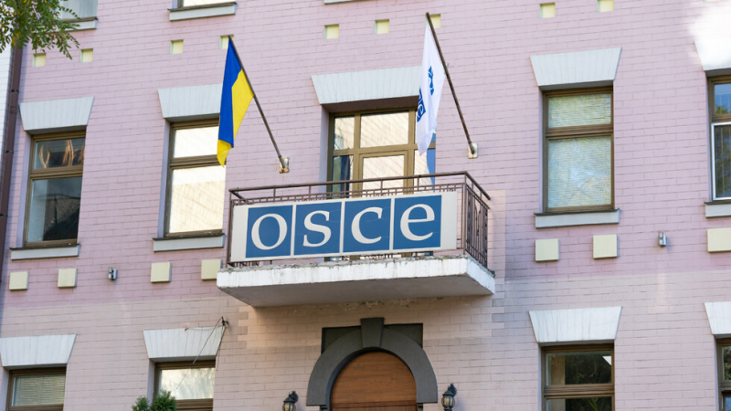Спешно евакуираха наблюдателите на ОССЕ от Украйна