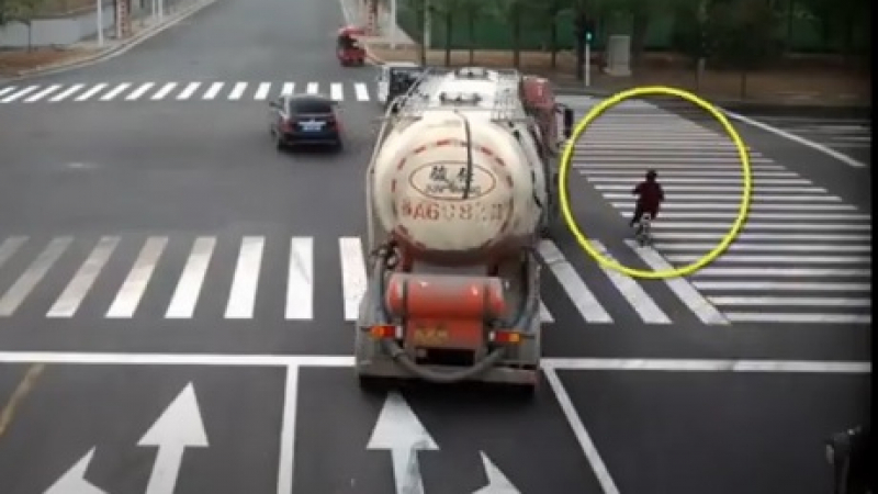 Зрелищни ВИДЕА: Камион бутна и мина върху жена с мотопед, краят е удивителен