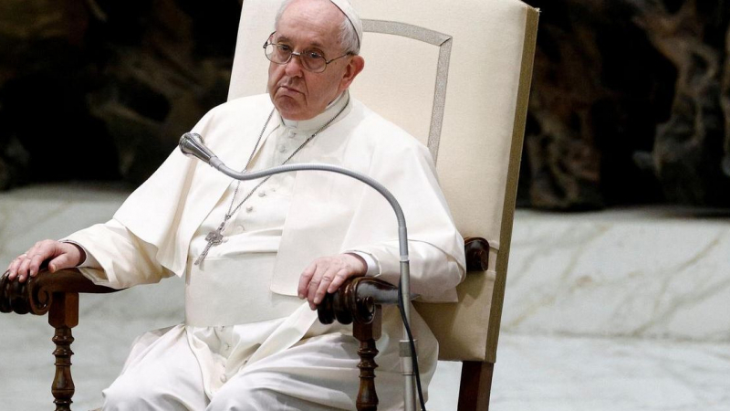 Папата страда, мъките му край нямат 