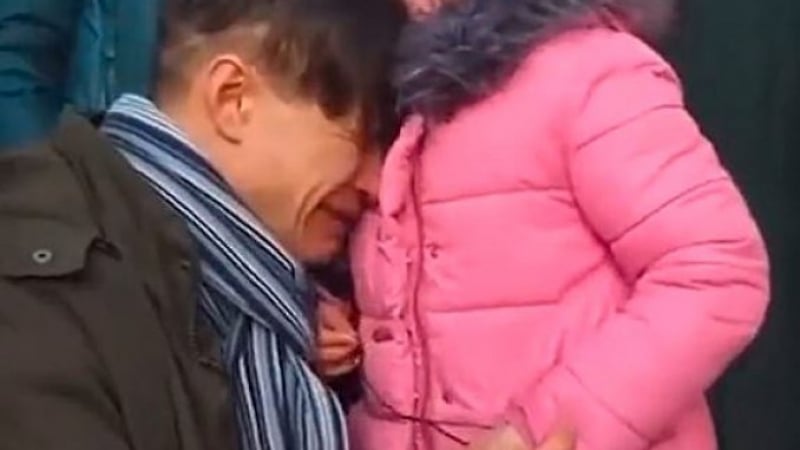 Баща плаче неистово, докато се разделя с дъщеричката си заради Зеленски ВИДЕО