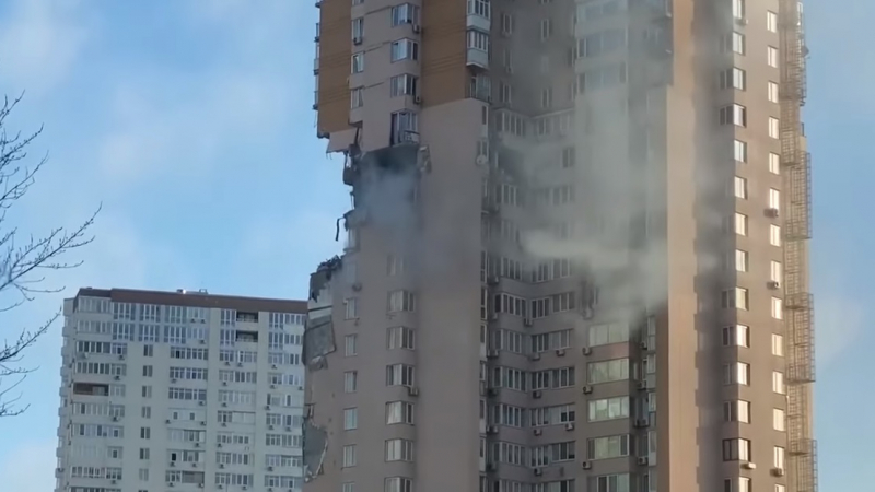 Руска ракета удари горните етажи на жилищен блок в Киев ВИДЕО
