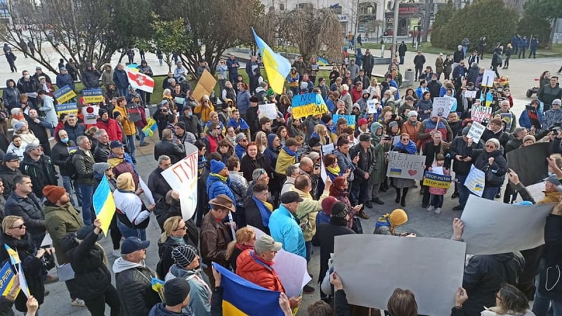 Протестиращи във Варна гориха руски паспорти, а в Бургас... ВИДЕО 