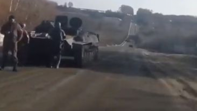 Украински шофьор смая с оферта руски танкисти, останали без гориво на пътя ВИДЕО 