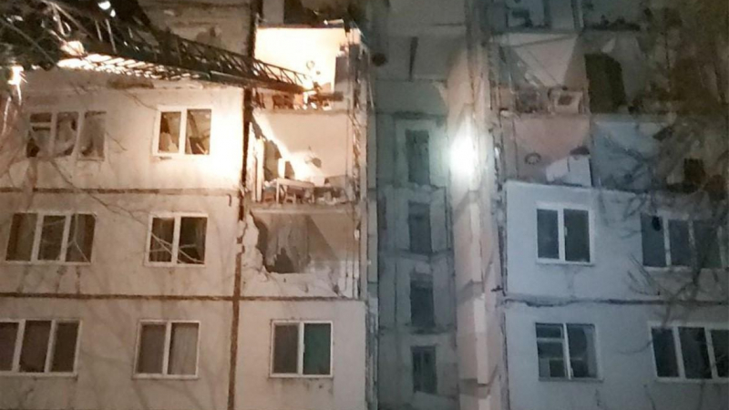 В Харков снаряд попадна в 9-етажна сграда, жена загина СНИМКИ