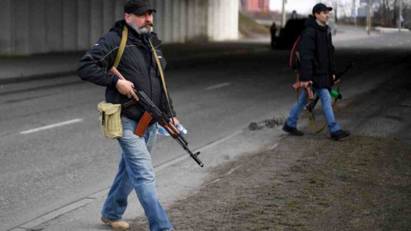 Раздаването на оръжие на цивилни лица в Киев се обърна в гражданска война ВИДЕО