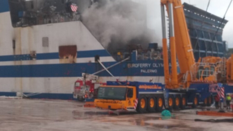 Ето какво се случва на изгорелия ферибот в Гърция СНИМКИ