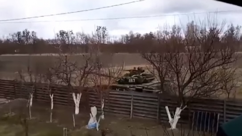 Огромни колони от руски танкове и бронетехника напредват към Киев ВИДЕО