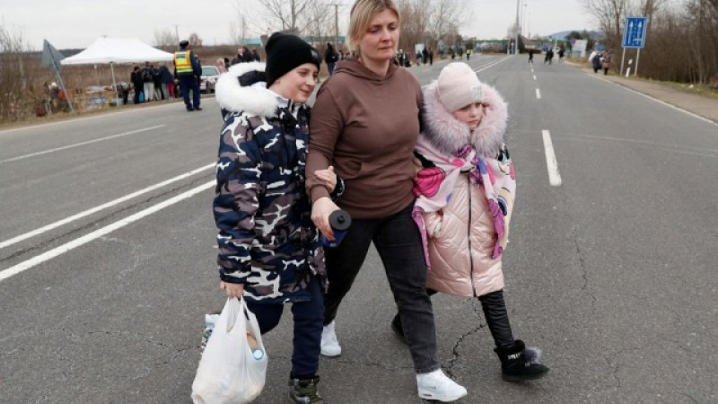Думите на Наталия, превела децата на непознат през украинската граница, разтърсиха света ВИДЕО 