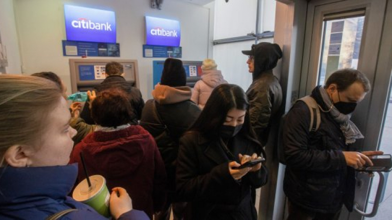 Паника в Русия: Хората теглят всичките си пари, банките изнемогват