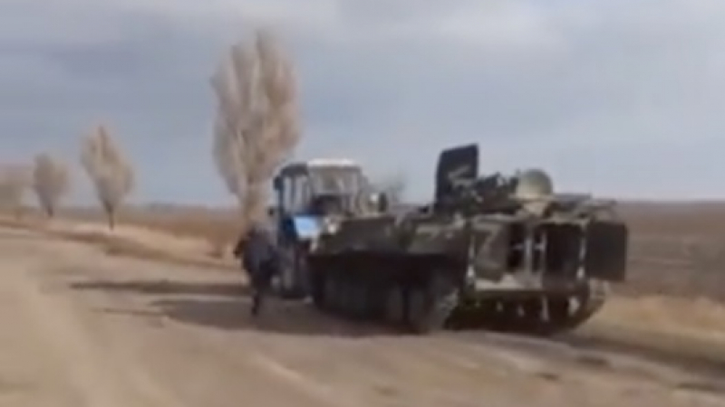 Вижте как украински селяни откраднаха руска бойна машина ВИДЕО