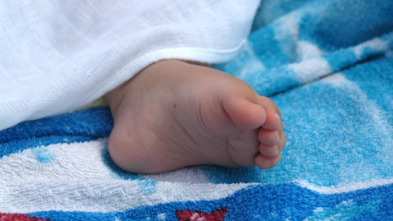 Бебе на 20 дена умря докато бозае от гърдата на майка си в Дупница