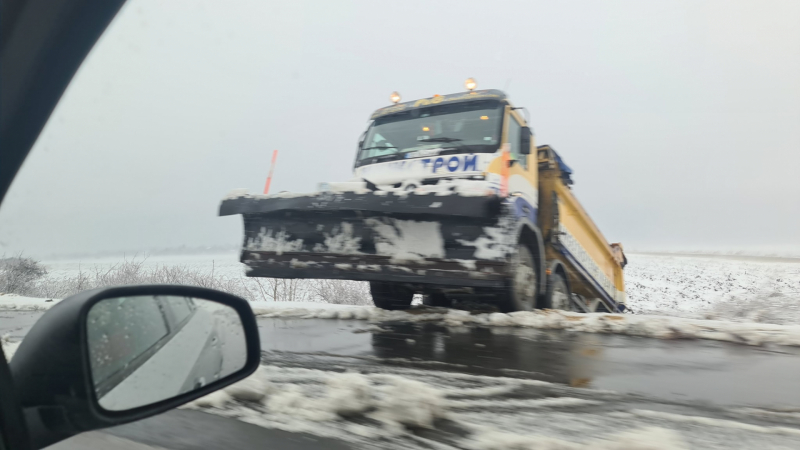Снегорин изхвърча от пътя във Варненско, ето кой му се притече на помощ СНИМКИ