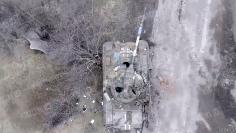 Разкъсани на парчета: ВИДЕО от дрон показа унищожена украинска бронирана техника в Донбас  